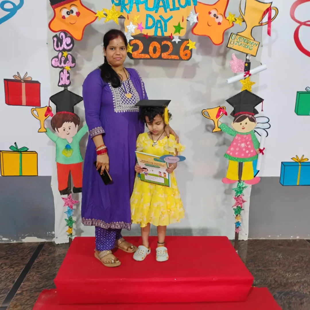 graduation-day-group-photo-students